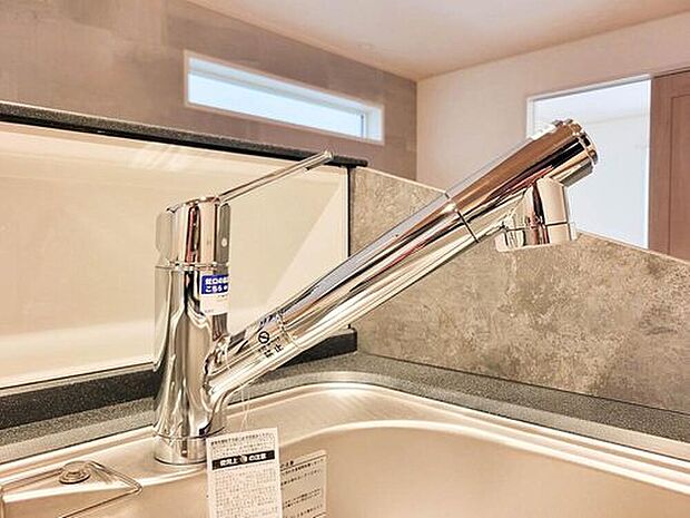 【浄水器一体型水栓】クリアな水が毎日使え、見た目にもスマートな浄水器一体型。お米を炊いたりする際には浄水機能をつかうこともできて、人気の商品です。