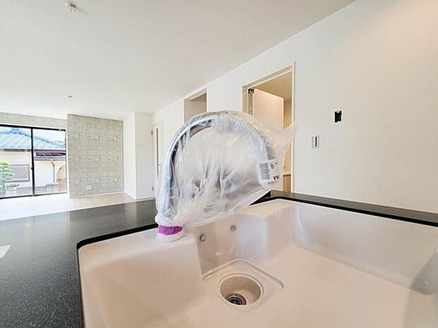 【浄水器一体型水栓】クリアな水が毎日使え、見た目にもスマートな浄水器一体型。お米を炊いたりする際には浄水機能をつかうこともできて、人気の商品です。