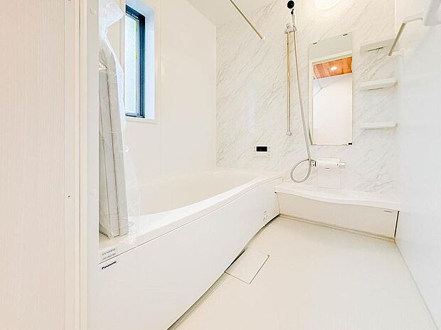 【浴室】一日の疲れを癒してくれる場所ですので、空間自体も落ち着きのあるカラーで纏めて、全体的にゆったりとした雰囲気を演出しております。お子様と一緒に入浴頂ける充分な広さもございます。