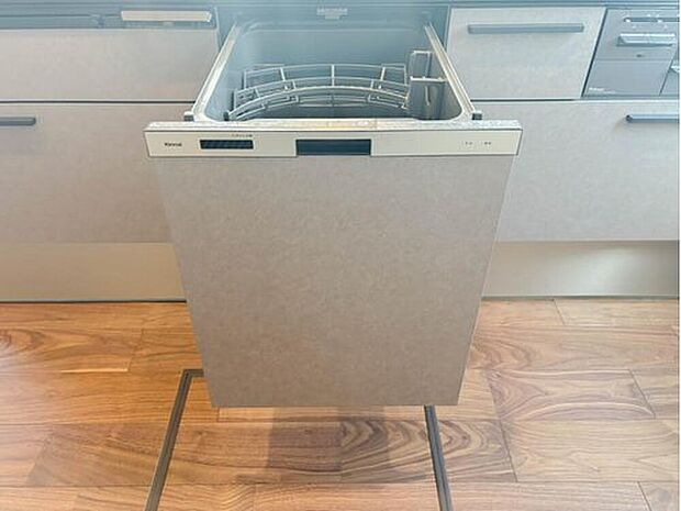 【ビルトインタイプ食器洗乾燥機】通常の手洗いでは使用出来ないほど高温のお湯や高圧水流を使うことにより汚れを効果的に落とすことができる。殺菌効果が非常に高く哺乳瓶などを使う家庭で需要が高く大変便利。
