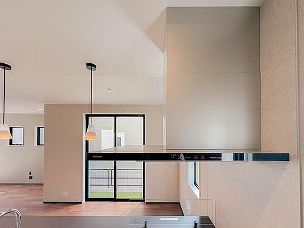 【レンジフード】昨今主流のスリムタイプのレンジフード。そのスタイリッシュな見た目から、インテリアとしても高い人気がある型です。また、スリム型の大きなメリットとして、掃除のしやすさがあります。