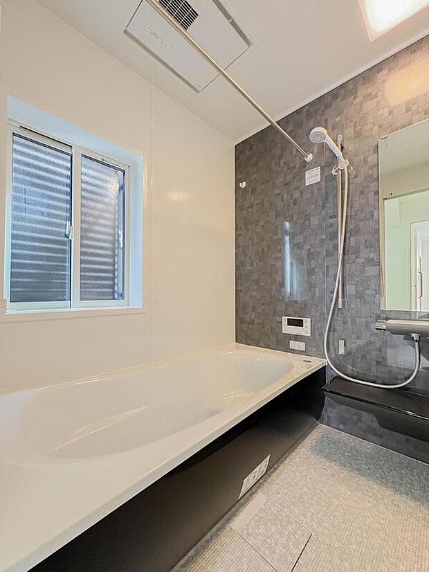 【浴室】充分な奥行きで足が楽に収まるスペース。体の大きい方でも嬉しい程良いサイズ。また、お掃除がし易くメンテナンスも簡単に行えます。