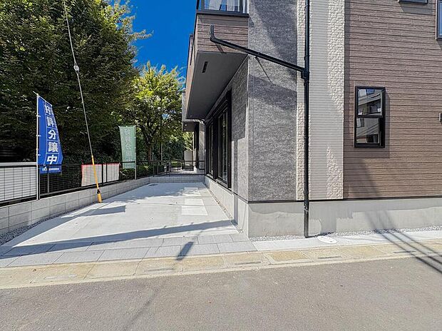 【駐車場】駐車スペースが確保されております。新たに車の購入を検討している方、また自転車やバイクなど、十分な敷地で置き場所に困ることはないでしょう。