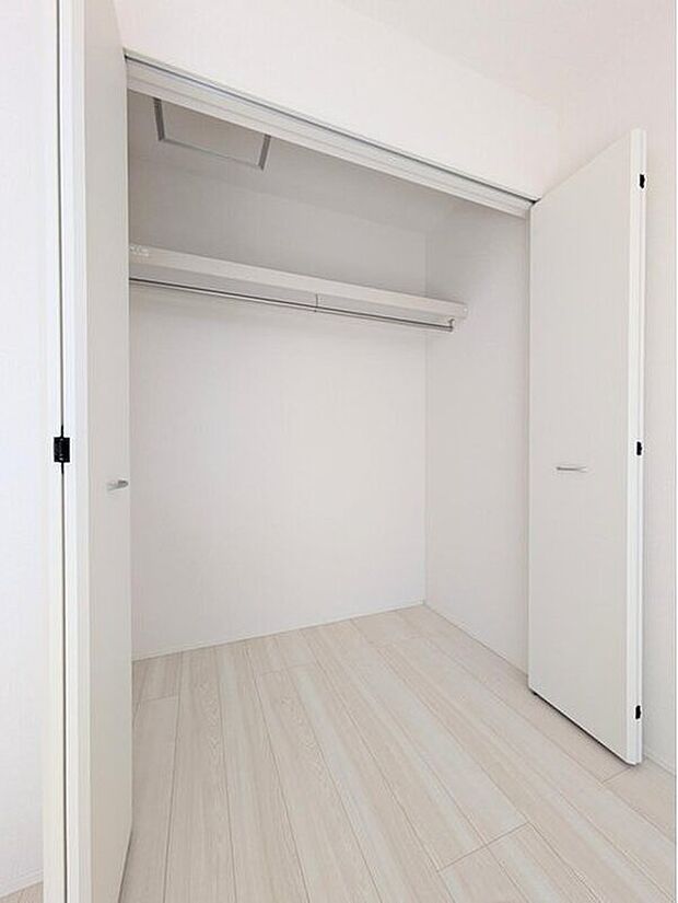 【1号棟【クローゼット】】適度な奥行きのあるクローゼットを採用。衣装ケースや、掃除機といった電化製品まで多くの物を収納できるようなつくりになっております。是非一度、ご自身の目でお確かめ下さい。
