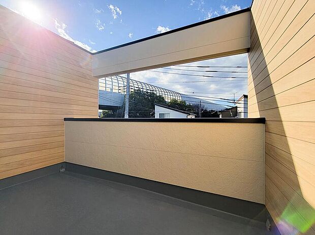 【バルコニー】太陽に愛された邸は、陽当り・通風の心地良さを追求した邸宅。ここに住むからこそ意味がある。そんな特別感に浸りながら、毎日をお過ごししていただきたいです。