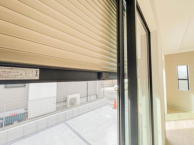 【シャッター】防犯に有効なことはもちろん、プライバシーを確保し、台風・大雨の被害を低減します。さらに窓と二重になることで断熱性を上げ、結露を防止。夏場は太陽熱を遮蔽する効果もあります。