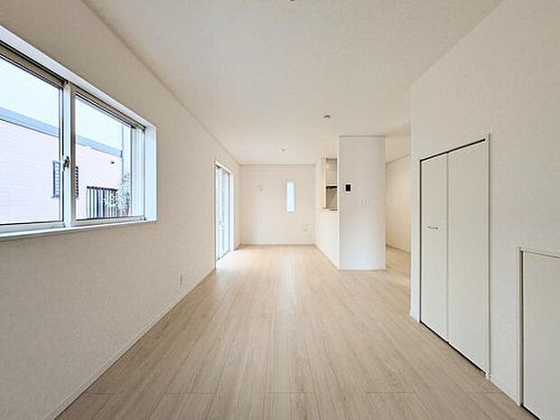 【リビング】生活の中心となるLDKは対面キッチンタイプのゆったりサイズ。生活動線をワンフロアに集中させることで、ご家族が自然と集まる空間を設計から実現しました。

