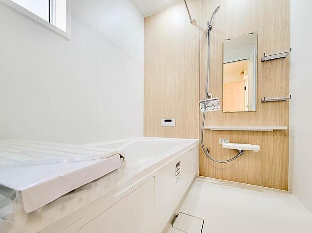 【浴室】一日の疲れを癒してくれる場所ですので、空間自体も落ち着きのあるカラーで纏めて、全体的にゆったりとした雰囲気を演出しております。お子様と一緒に入浴頂ける充分な広さもございます。