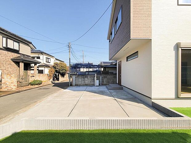 【駐車場】駐車スペースが確保されております。新たに車の購入を検討している方、また自転車やバイクなど、十分な敷地で置き場所に困ることはないでしょう。