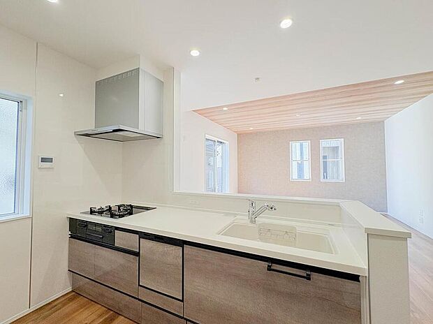 【キッチン】ご家族みんなで調理ができる位のスペースを実現したキッチン空間となっております。みんなで作った料理を召し上がりながらの会話は、どのような物になるのでしょうか。