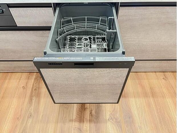 【ビルトインタイプ食器洗乾燥機】通常の手洗いでは使用出来ないほど高温のお湯や高圧水流を使うことにより汚れを効果的に落とすことができる。殺菌効果が非常に高く哺乳瓶などを使う家庭で需要が高く大変便利。