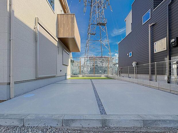 【駐車場】駐車スペースが確保されております。新たに車の購入を検討している方、また自転車やバイクなど、十分な敷地で置き場所に困ることはないでしょう。