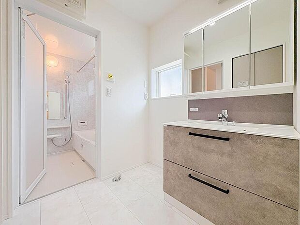 【洗面台・洗面所】洗面台として使いやすい形のボウル、スマートに収まる収納と充実しています。あわただしい朝の洗面タイムに心強い設備です。