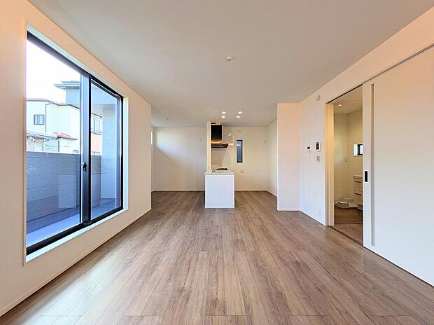 【リビング】~火曜日水曜日も※事前予約受付~
最近は予定が詰まっていて週末は時間が取れない、定休日は同じ火・水曜なんだけど、仕事帰りしか時間なくて、そんな見たいに可能な限りお客様のご見学希望に合わせます♪