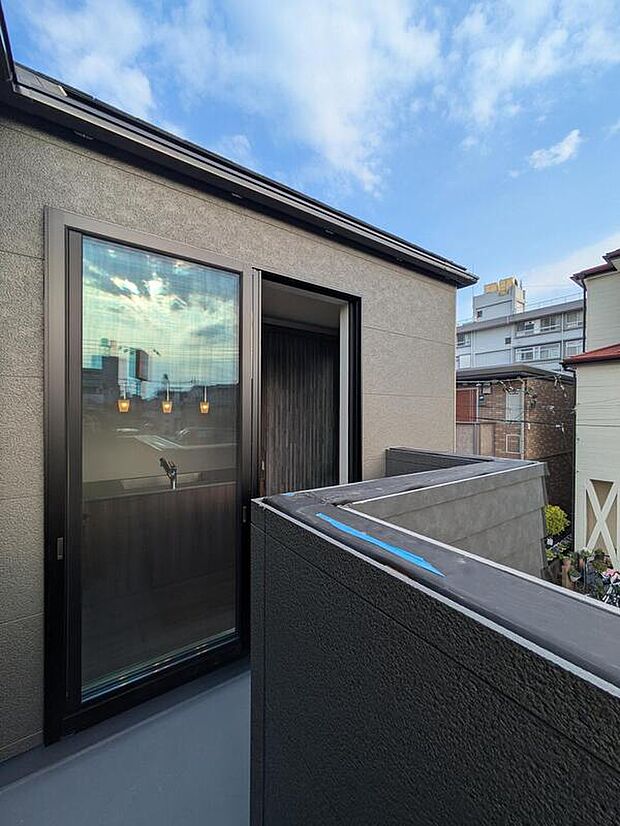 【バルコニー】1号棟
朝の澄んだ空気や、夕方に吹く清々しい風を五感で感じられるバルコニー。屋外にあって、住まいの中でも本当の自然を感じられるスペースです。