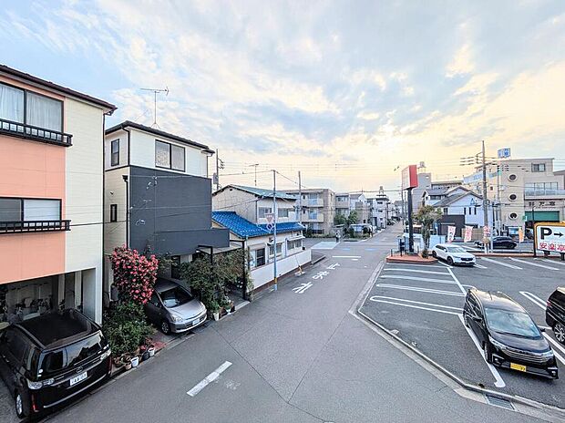 【住戸からの眺望写真】1号棟
目の前には気持ちの良い青空が広がります。まぶしい光を浴びて日光浴をしてみてください。カラダもココロもエネルギーで満たされる時間です。