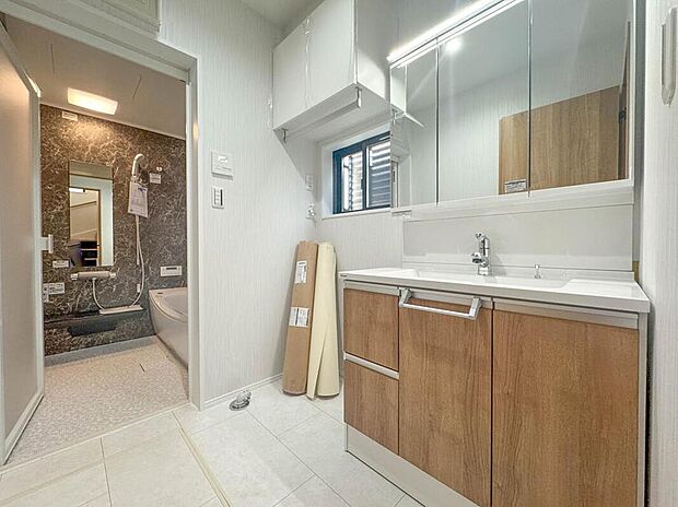 【洗面台・洗面所】シンプルだからこそ使いやすい。スタンダードなデザインの洗面ボウルは清潔感あるオフホワイトです。