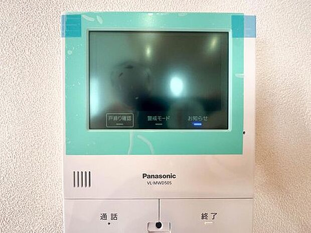 【モニター付きインターホン】「見える安心」をカタチにしました。誰が来てもわかる様にモニター付きインターホンを設置。家事導線を考慮した個所に設置し、防犯性と利便性に優れ快適と安らぎを合わせた優しい設計。