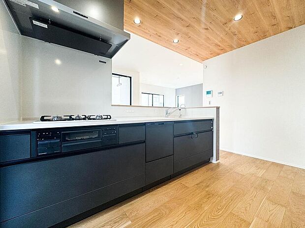 【キッチン】ダークトーンの洗練された上質なシステムキッチンは、ご家族を見守る事の出来る生活導線上に配置。皆が集まるLDKを見ながら振るう料理は、愛情と温もりが詰まった素敵なモノになりそうですね。