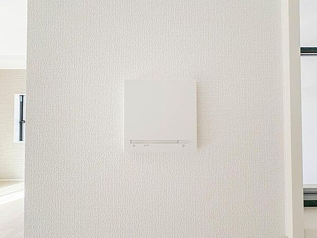 【床暖房】床暖房を設けられたリビングには、陽射しとともに、少しづつ装いを変える街の景観を眺めながら寛ぎの時間をお楽しみ頂けます。空気を汚さずに、優しく室内を快適な温度に保ちます