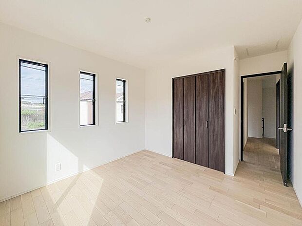 【リビング以外の居室】家具の配置のし易い室内です。趣味の部屋としても充分な広さを確保しております。