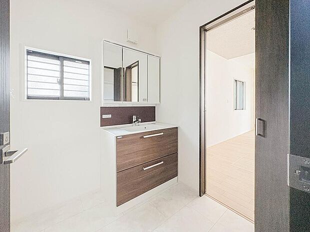 【洗面台】平日の朝であっても、落ち着きとくつろぎを感じられる。歯磨き粉が行方不明になるようなごちゃごちゃ感も解消。スムーズに身支度が完了します。コーディネートされた空間で気持ちよく身だしなみを整えられます。