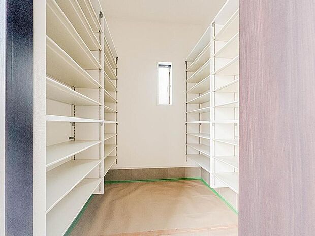 【収納】玄関横に設置されたシューズインクローゼット。高さの調節もでき、お好きなサイズの靴はもちろん、傘やレインコート、ゴルフバック等の収納場所としても活用できる空間ですので、スッキリとした玄関が実現できます。