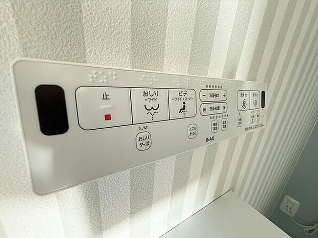 【シャワートイレ】日本を訪れた外国の方で「使ってみて驚いた」と仰る方の多い、ウォシュレット。おしりを優しく洗ってくれるだけではなく、パワー脱臭機能なども備え、快適な空間を創出する機能もございます。