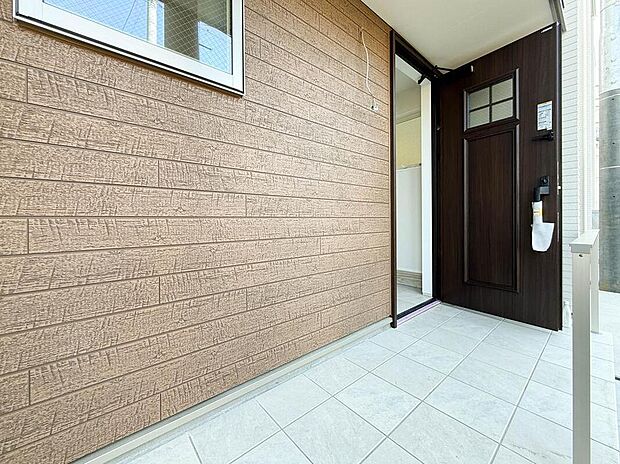 【玄関】足元にはタイル仕上げを採用し、お手入れのしやすさと清潔感を両立。住まいの第一印象を心地よく演出し、帰宅するたびに安心感に包まれる玄関まわりです。