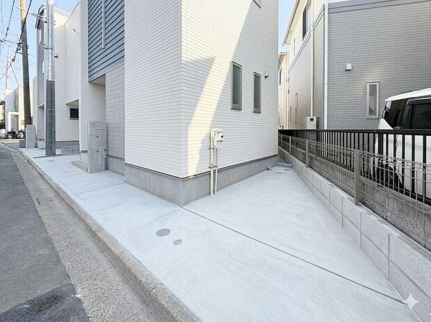 【駐車場】ビルトインガレージとは別に、もう一台分の駐車スペースを確保(車種による)。来客用としてはもちろん、セカンドカーや駐輪スペースとしても柔軟に活用できます。