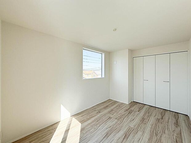 【リビング以外の居室】2面採光の窓からやわらかな光が差し込む居室。収納スペースも備え、すっきりとした空間で快適にお過ごしいただけます。