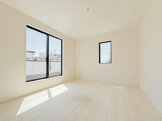 【リビング以外の居室】住まう方でカスタマイズしていただけるシンプルなデザインの内装。ご自身で素敵な空間を創り上げられます。