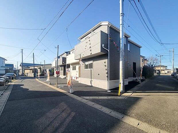 【前面道路含む現地写真】機能、品質、安全性など、建築・環境に求められる基本的な要件はもちろん、暮らしへの提案をも含んだ全体的な質の高さを感じて頂ける筈です。是非一度、現地をご覧になってみてください。

