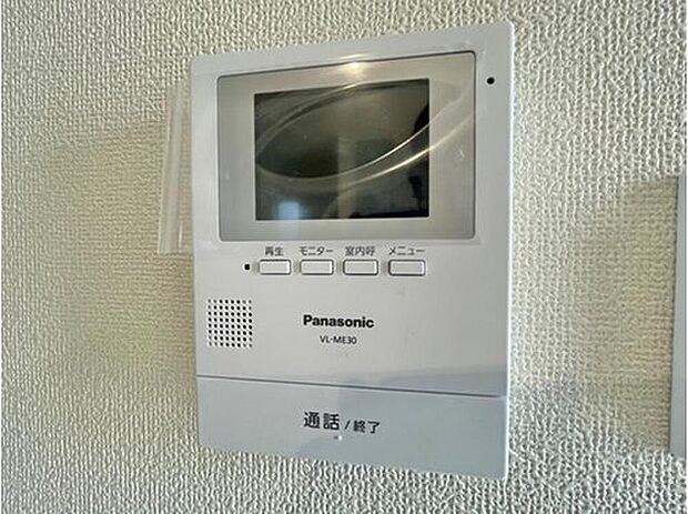 【TVモニター付きインターホン】来訪者の様子を室内TVモニターでチェック。対応したくないセールスを断りやすく、子どもに留守番をさせるときも安心。不在時の来訪者を録画でき、犯罪抑止効果も期待できます。