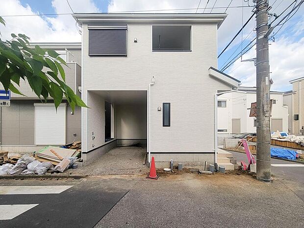 【現地外観写真】~ご見学に関して~
見学や資料請求すると購入に関して営業をされるのかしらとご心配になられるお客様もおります、安心下さい。「ちょっと見てみるだけ」、「購入はまだまだ先」・・本当お気軽なご見学OKです!