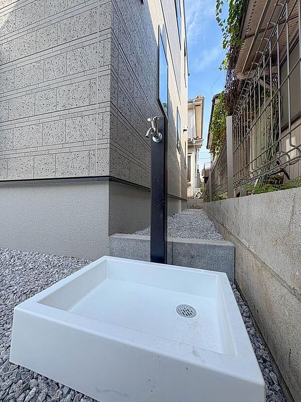 【水栓】駐車スペースの奥には水栓がございます。