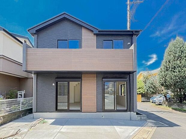 【前面道路含む現地写真】賃貸の更新時期が迫っている人。更新料を払うか、新しく賃貸を探して、敷金・礼金を払うか、悩ましいところ。いっそ購入してしまうのも手。家賃と同等程度の支払いで、自分の住まいを手に入れましょう。