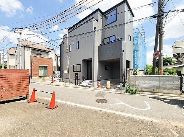 【前面道路含む現地写真】住空間を創造するかの様に荒々しくも繊細さを忘れない見事なコントラストが、住むほどに魅力の深みへと誰しもを誘います。「静」と「動」「暗」と「明」を見事に具現化した幻想的なマテリアルを是非ご堪能下さい。