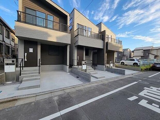 【現地外観写真】街に溶け合う美しい景観を生みだしているにも関わらず、採光や風通しを考えて設計された間取り。優雅なひと時をお過ごしいただける筈です。