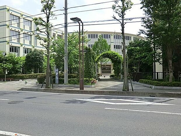 さいたま市立春野中学校(約1,781m)