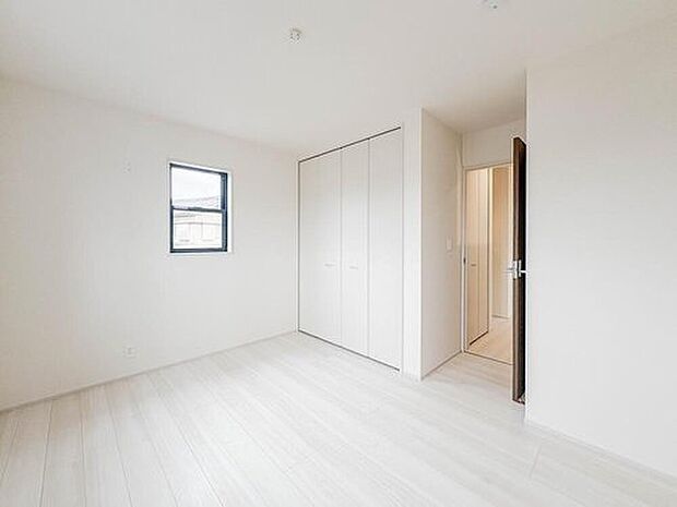 【リビング以外の居室】【機能性の高い住まい】
お客様の求める本当の“住み心地”とは何なのか。そのための一手間一工夫を惜しみません。街並みや周辺の環境に呼応しながら、毎日の暮らしを考慮した機能性の高い住まいです。