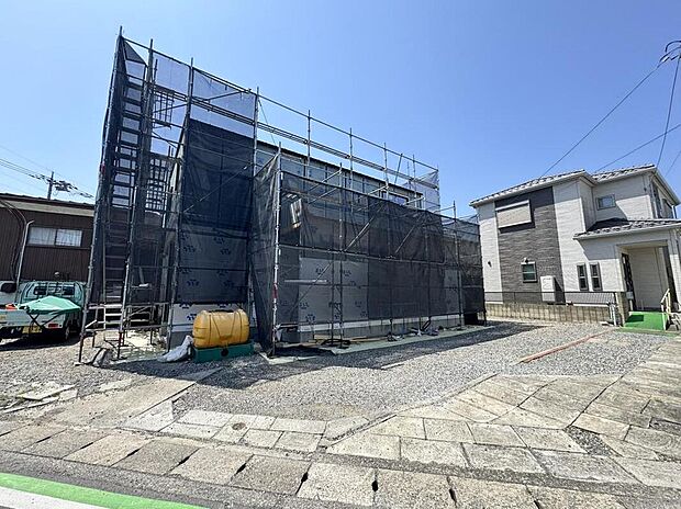 その邸が魅せる、気品・上質・重厚感・極細やかさ、そのすべては訪れた者に安らぎと品性を与える特別な空間です。ここに住むからこそ意味がある。すべての(始まり)をここから迎えます。
