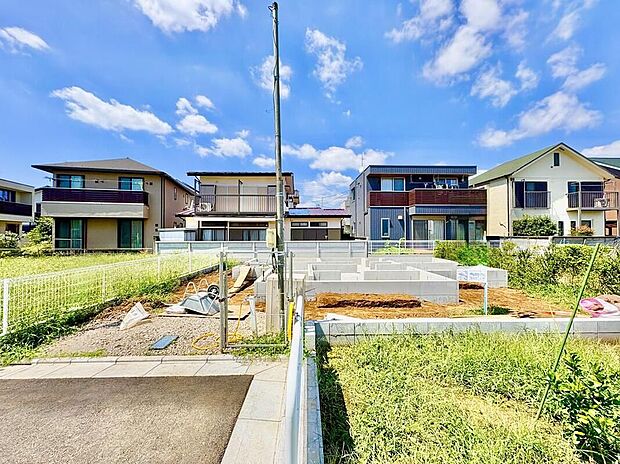 青空の下、新しい暮らしの舞台となる基礎が着々と完成へ。穏やかな住宅街で、家族の笑顔が溢れる未来を育みませんか。