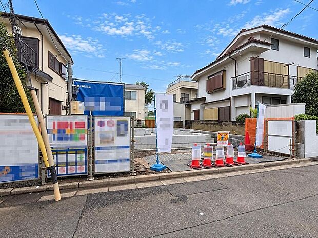 青空の下、基礎工事が完了し、新しい暮らしの舞台が整いました。閑静な住宅街で、お子様とのびのびと過ごせる安心の住環境。家族の笑顔が溢れる未来をここで育みませんか。※CG加工により晴天にしています。