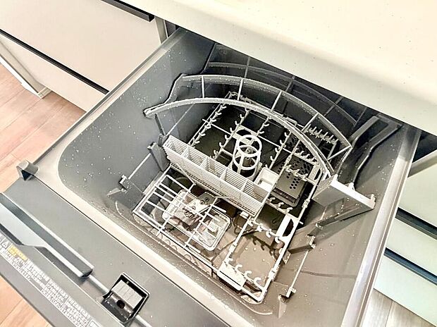 【食洗器】手洗いに比べ節水・時短が叶い、食後の片付けをサポート。高温洗浄で油汚れもしっかり落とし、衛生面も安心です。忙しい毎日の家事負担を軽減します。