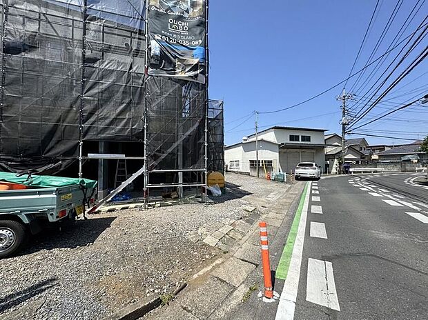 【現地外観写真】穏やかな風と陽光を導き、プライバシーに配慮された設計プランを採用し、居住性を一段と心地よいものにしています。周辺環境とのコラボレーションにより明るく開放的な空間を演出しております。