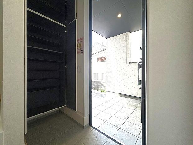 【【1号棟/玄関】】玄関には家族分の靴を収納できるシューズボックスが備えられています。シンプルかつ洗練された空間は、住まい全体の印象を美しく引き立てます。