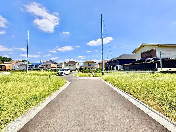 【現地外観写真】青空が広がる開放的な現地。新しい街並みが形成されつつあり、明るい陽光が降り注ぐこの場所で、家族の笑顔あふれる新生活が始まります。