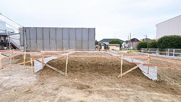 【現地写真】2号棟の基礎工事が進行中。この確かな基盤の上に、お子様の成長を見守る安心の住まいが誕生します。未来の家族の笑顔が楽しみですね。