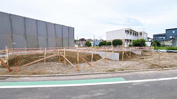 【現地写真】家族の夢を育む新しい住まいが、この地から始まります。基礎工事が進む現地は、お子様の成長を見守る穏やかな住環境が魅力です。